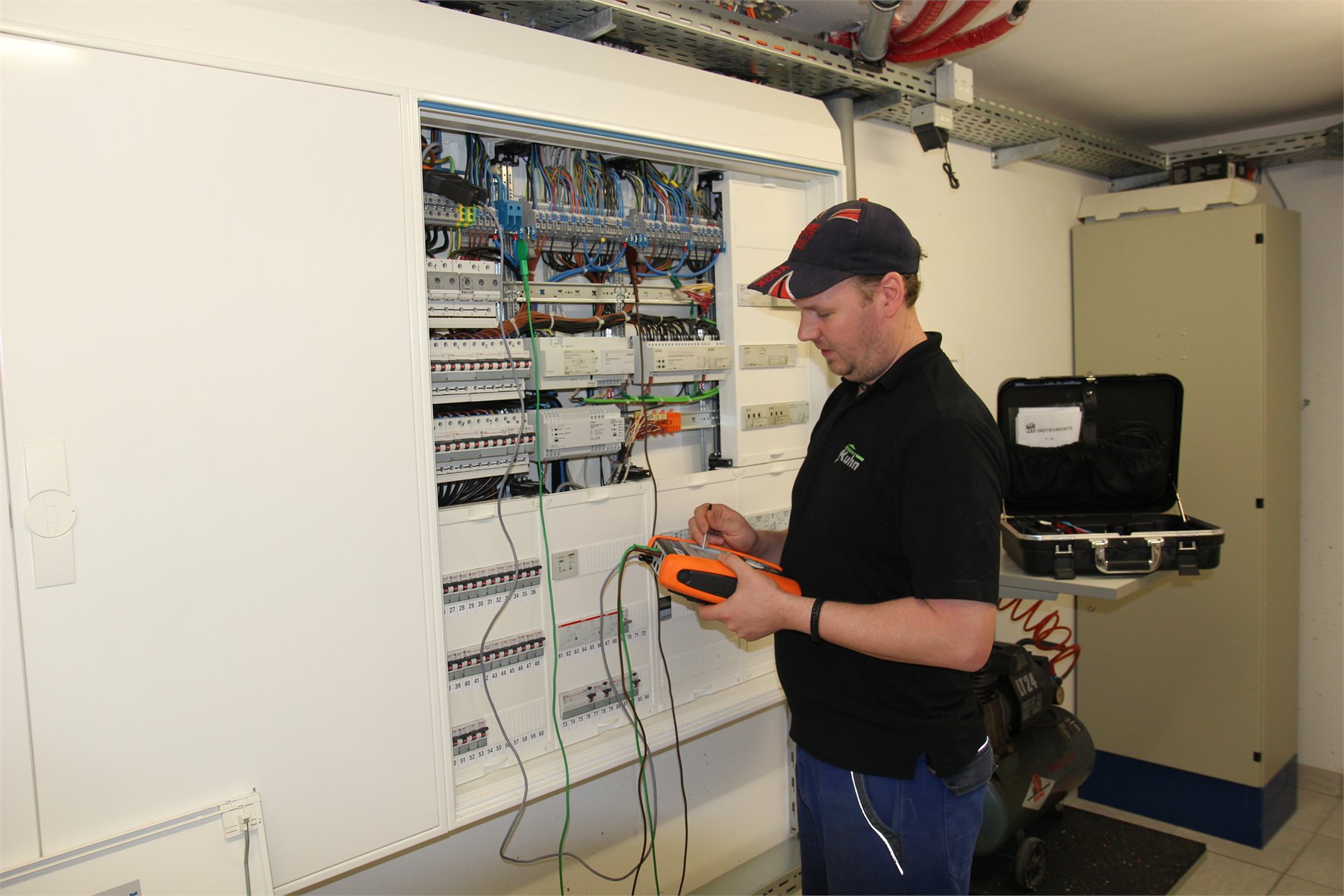 Elektro-Kuhn-Mitarbeiter bei der Prüfung einer umfangreichen elektrischen Verteilung