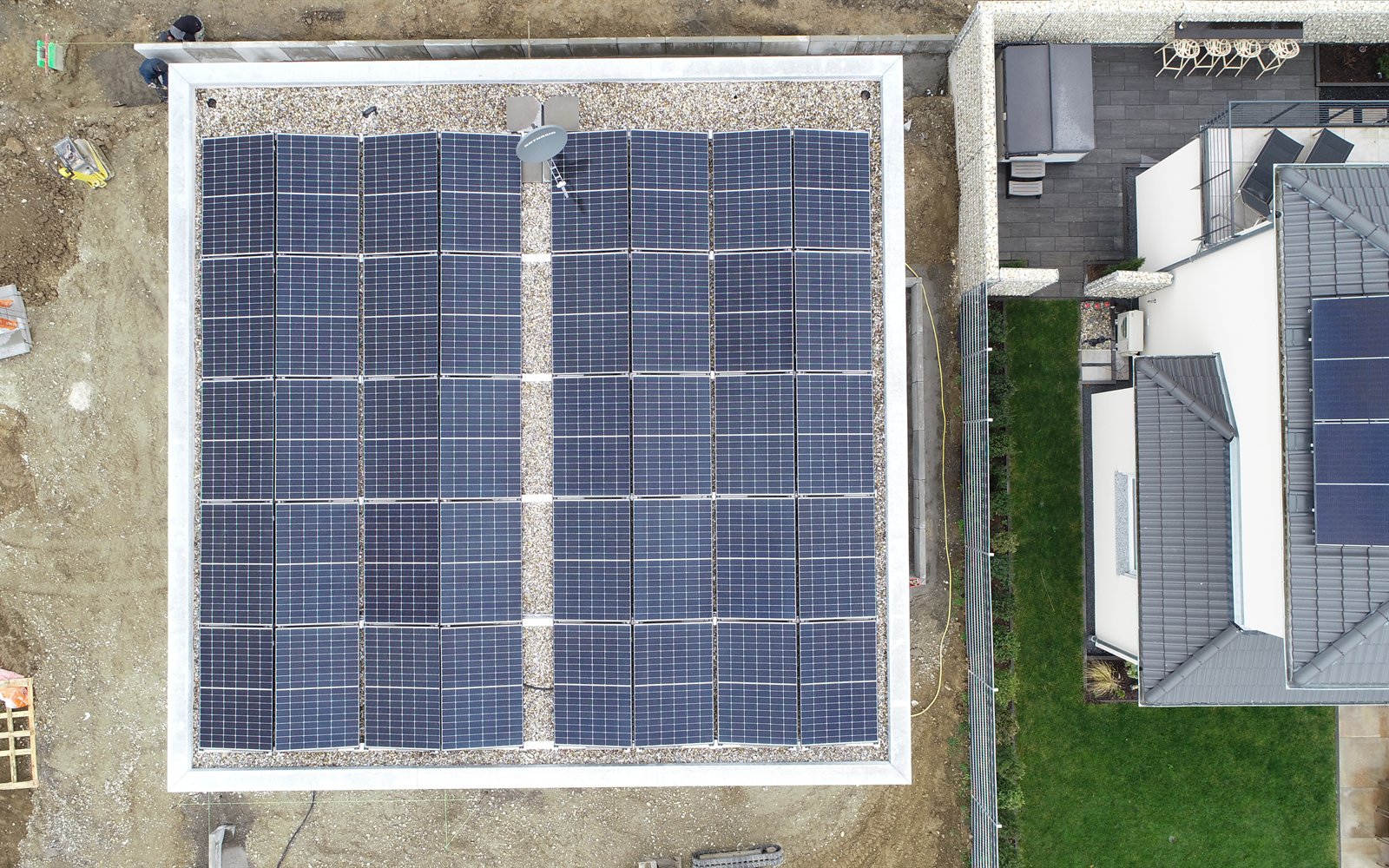 Photovoltaikanlage auf dem Flachdach eines Wohngebäudes aus der Vogelperspektive