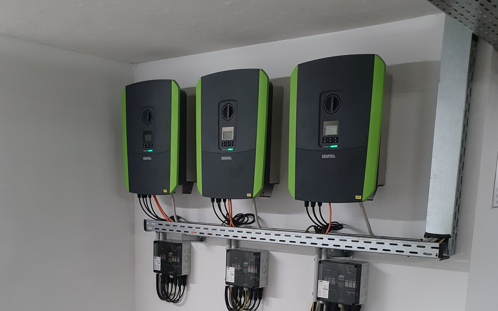 Drei installierte Wechselrichter mit zugehöriger elektrischer Anlagentechnik