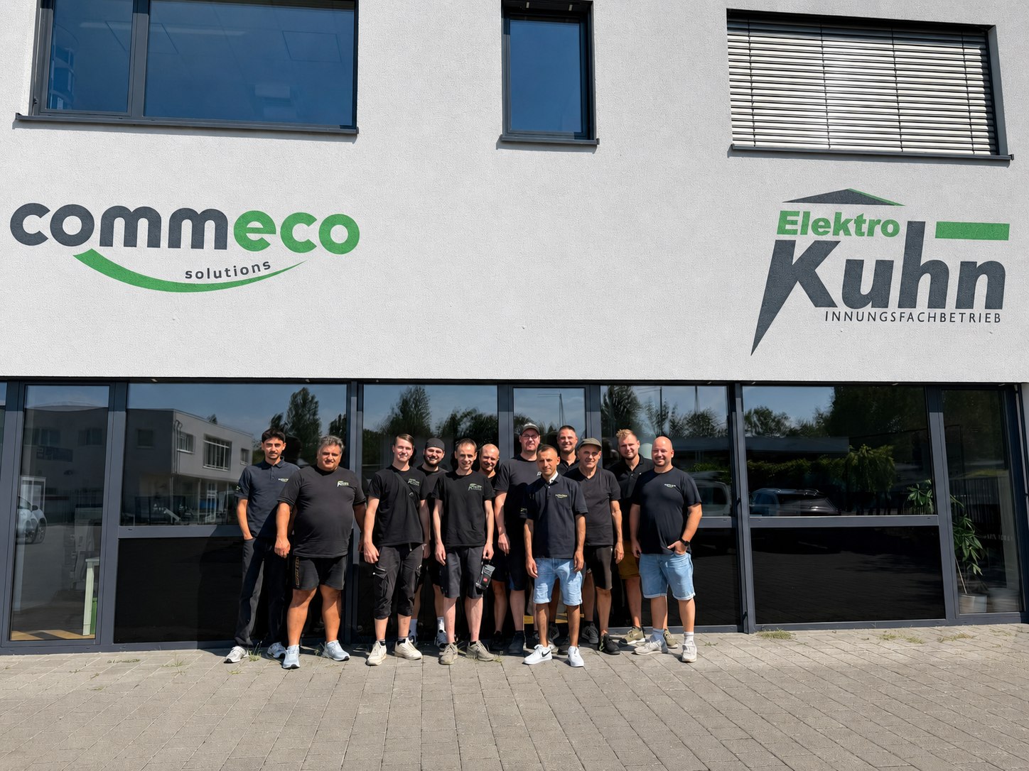 Das Team von Commeco Solutions und Elektro Kuhn vor dem Firmengebäude in Breisach